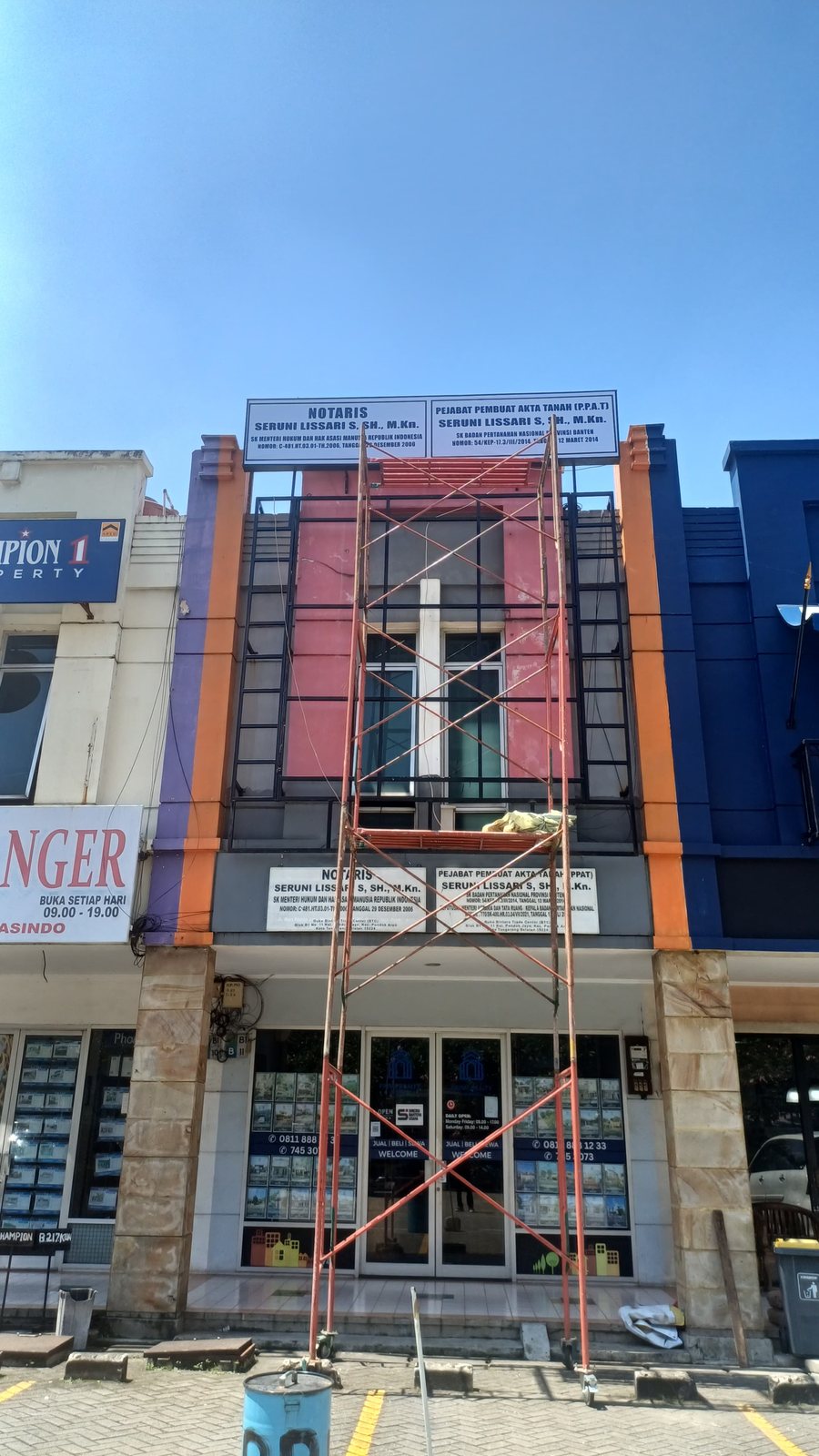 Proses instalasi facade signage