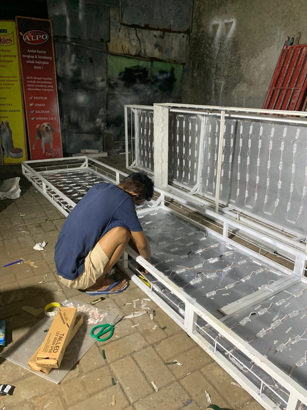 Proses fabrikasi signage Vandara